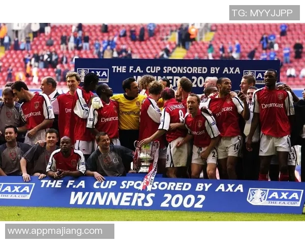 维尼修斯在阿森纳基地训练期间与枪手青训小将亲密合影留念 维尼修斯在阿森纳基地训练期间与枪手青训小将亲密合影留念