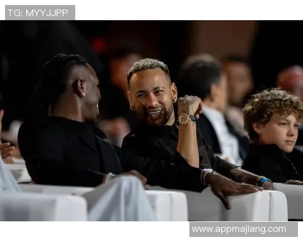 内马尔向里瓦尔多赠送签名球衣并晒合影表达对偶像的敬意 内马尔向里瓦尔多赠送签名球衣并晒合影表达对偶像的敬意