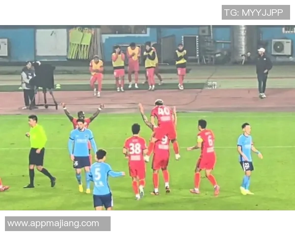 河南队凭李提香乌龙球领先浙江后防线三人染黄局势紧张 河南队凭李提香乌龙球领先浙江后防线三人染黄局势紧张